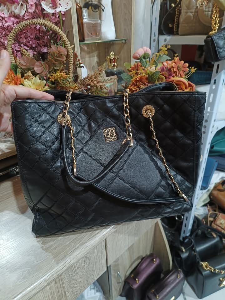 💜 Louis Quatorze Quilted Tote Bag (Category: Luxury Bags & Wallets) located in Lala. Submitted by mohsin0825 (Listing ID 1366764073, Image 1). Description: Louis Quatorze Quilted Tote Bag 6990p Last Price - almost new - medium to large - ang ganda ng leather neto mga sis daig pa leather ng ibang luxury bag 🫶🏻 - ganda ng kulay ng hardwares 😍.
