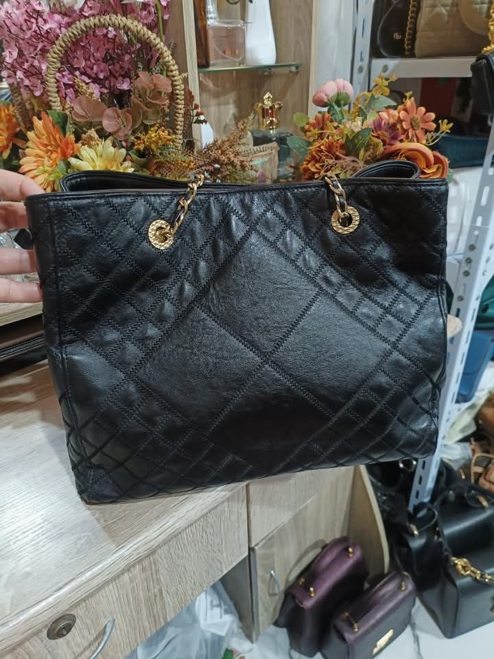 💋 Louis Quatorze Tote Bag Black (Category: Luxury Bags & Wallets) located in Clarin. Submitted by myclosetph143 (Listing ID 1366763568, Image 3). Description: Louis Quatorze Tote Bag Black 6980p Last Price - almost new - medium to large - ang ganda ng leather neto mga sis daig pa leather ng ibang luxury bag 🫶🏻 - ganda ng kulay ng hardwares 😍 .