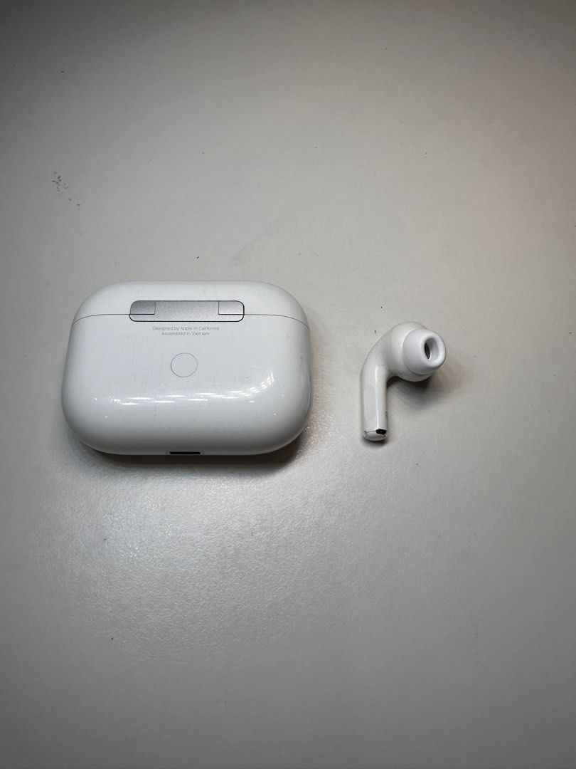 (Magsafe Version) Apple Airpods Pro Gen 1 Missing Left side (Category: Earphones) located in Singapore. Submitted by yizuuuu (Listing ID 1366880036, Image 3). Description: Mostly Kept in storage and relatively unused for about a year Lost the left side in school campus 100% Authentic Can verify with anyway Icloud Find my can be clean unlinked Fully Functional Welcome to test before purchasing Comes with 1x Magsafe Charging Case 1x Apple airpod pr