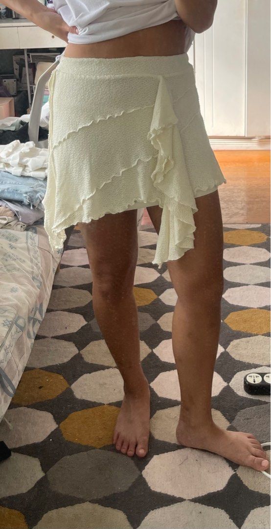 BERSHKA Off White Flowy Skirt (Category: Skirts) located in Manila. Submitted by chicclosetco (Listing ID 1366791665, Image 2). Description: RS: don’t use anymore.