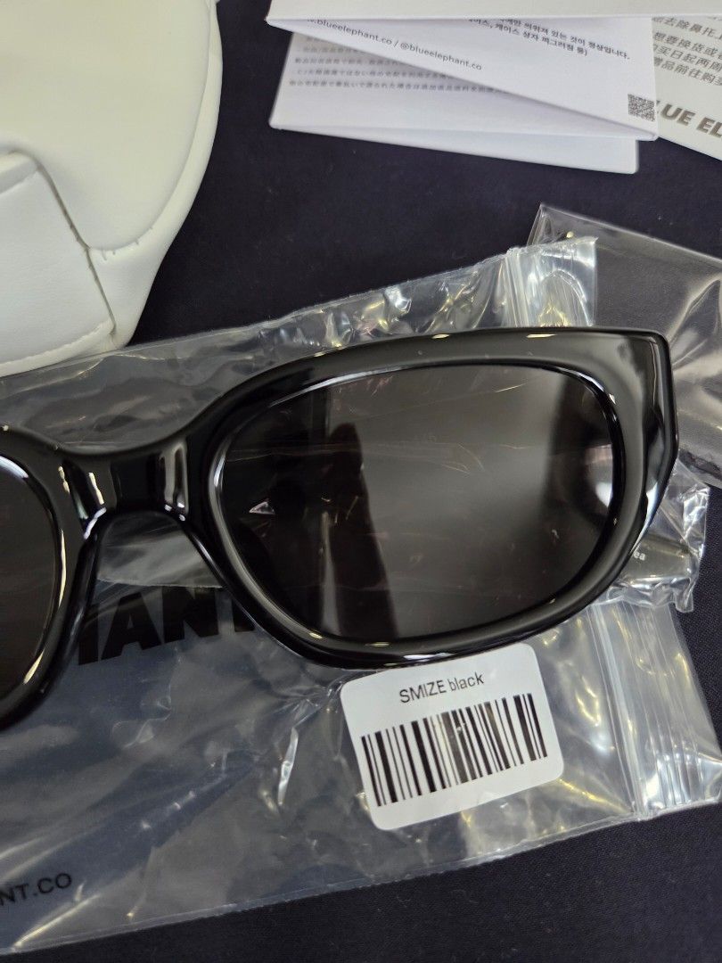 Blue Elephant Smize Black (Category: Sunglasses & Eyewear) located in Pasig City. Submitted by jdctec (Listing ID 1366765179, Image 2). Description: bought in Korea never been used, complete package.