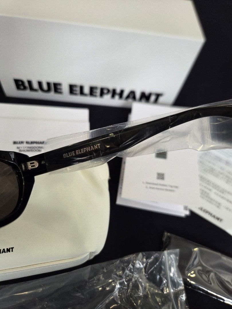 Blue Elephant Smize Black (Category: Sunglasses & Eyewear) located in Pasig City. Submitted by jdctec (Listing ID 1366765179, Image 3). Description: bought in Korea never been used, complete package.