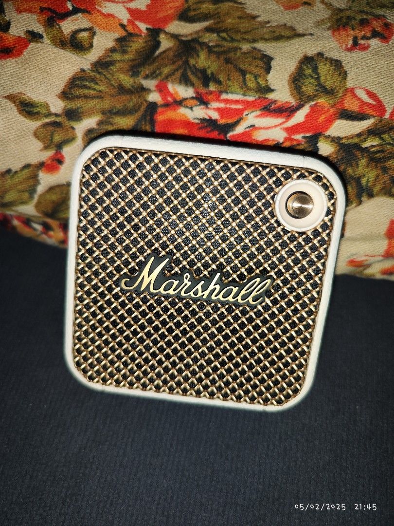 Bluetooth Speaker (Category: Soundbars, Speakers & Amplifiers) located in Pasay City. Submitted by sweetbear03 (Listing ID 1366880979, Image 3). Description: Complete inclusion -marshall willen bluetooth speaker -manual -charger cable Selling it for 5,000 instead of 6,590. Unsealed to test the item in the store. Napakaganda ng tunog. You can connect it to the marshall app. Matagal malowbatt at aesthetic ung design. RFS: hindi magagamit.