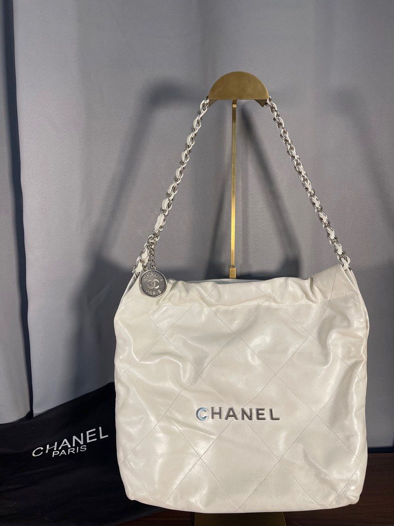 CHANEL 22 BAG (Category: Luxury Bags & Wallets) located in Pasig City. Submitted by mr018 (Listing ID 1366824825, Image 1). Description: Selling my preloved Chanel 22 Bag! 🤍 With dustbag Microchipped Refurbished No flaws Pristine condition For only 16k Pasig/Taytay loc meet up or deliver via lalamove/lbc.