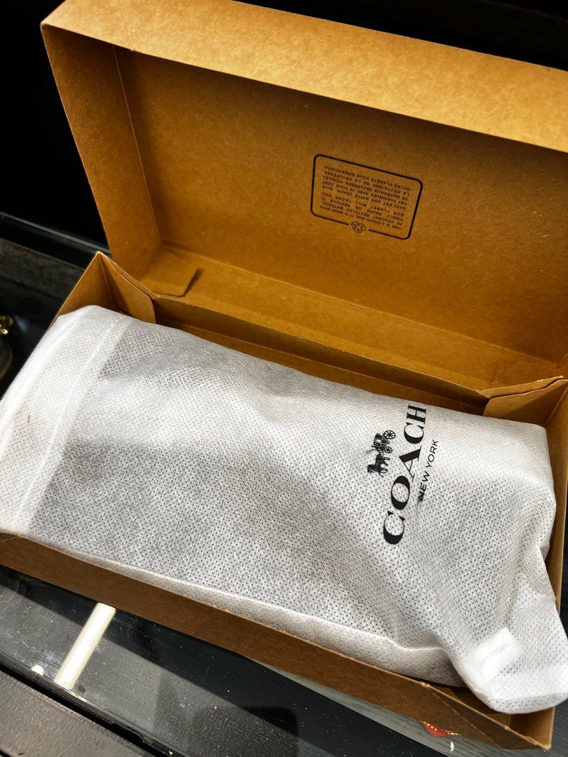 Coach Long Wallet (Category: Bags & Wallets) located in Singapore. Submitted by shadi_72 (Listing ID 1366816082, Image 2). Description: Authentic. Still in box like out of outlet condition. Bought less than a month ago. .