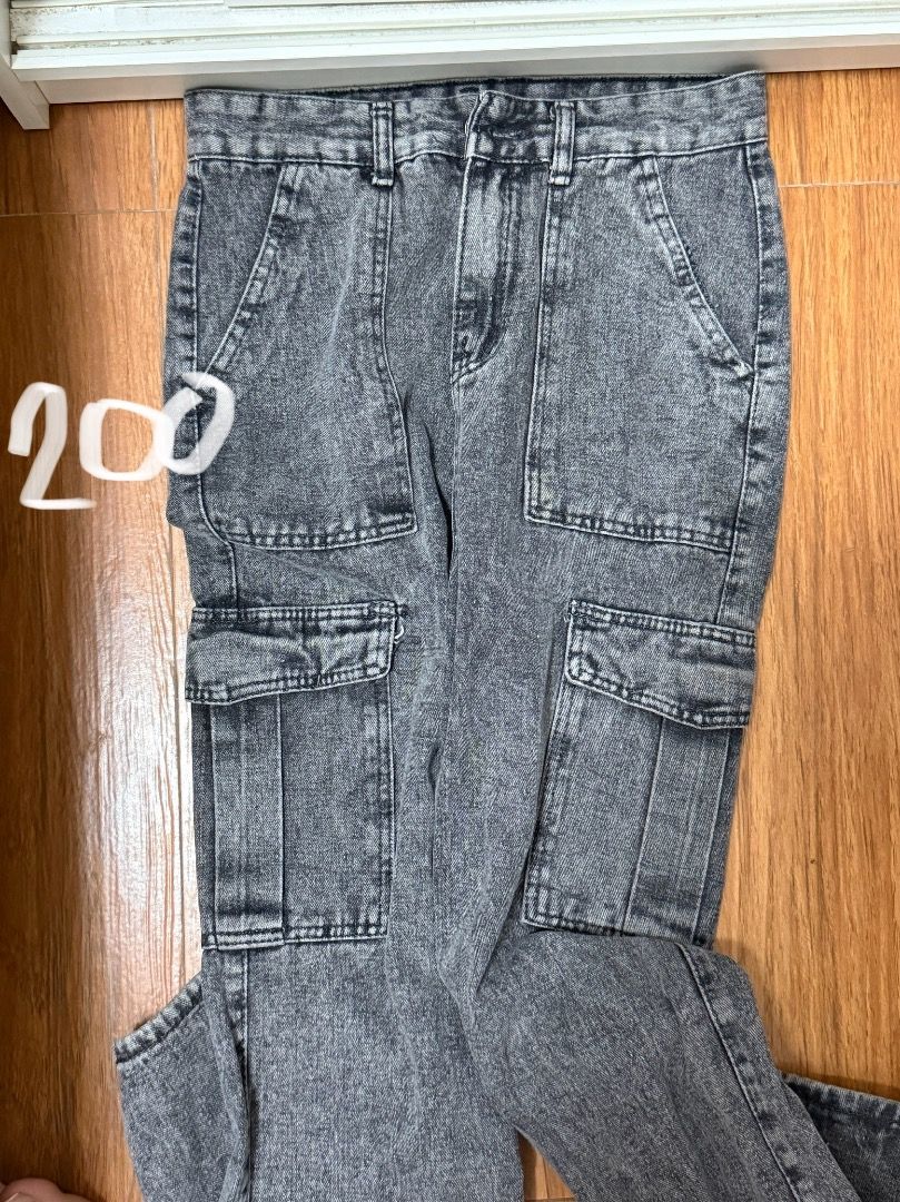 Declutterring clothes 9 for only 1000 (Category: Activewear) located in Quezon City. Submitted by kim26azuce23443 (Listing ID 1366859398, Image 3). Description: decluttering .