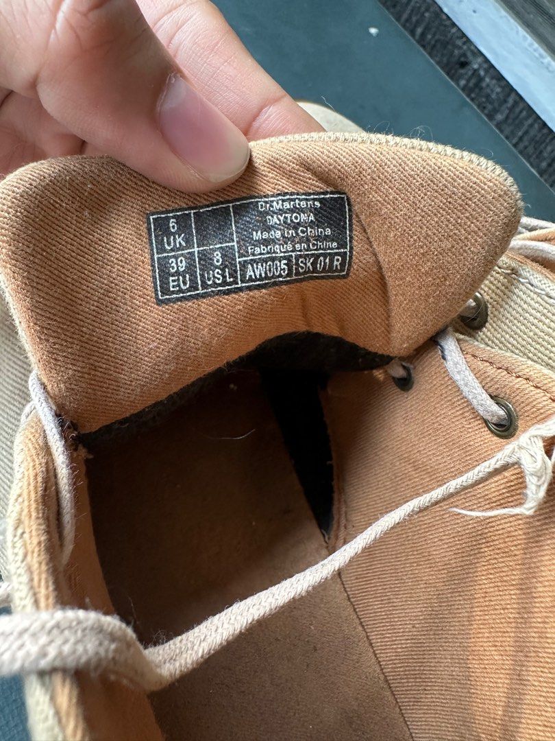 Dr. Martens Daytona Womens Size 8 US (Category: Boots) located in Makati City. Submitted by mwonder (Listing ID 1366818410, Image 2). Description: Condition 8.5/10 RFS: Decluttering Location: Makati.