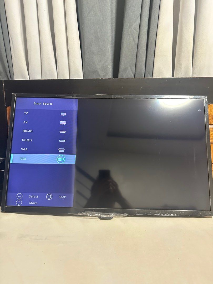 Flatscreen TV (not smart) 28”inch Philips Brand (Category: TV) located in Quezon City. Submitted by karenswift13 (Listing ID 1366816584, Image 1). Description: Novaliches area for pick up. Or deliver add delievery charge. 28”inch x 7”inch.