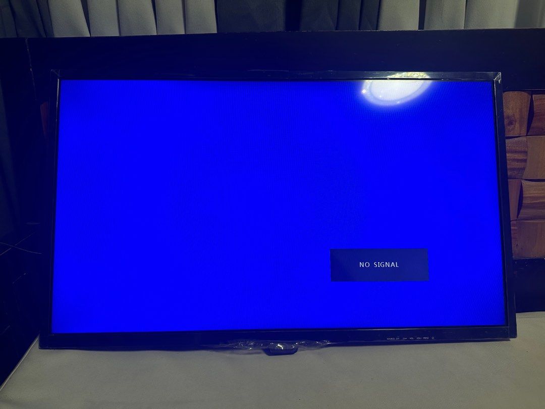 Flatscreen TV (not smart) 28”inch Philips Brand (Category: TV) located in Quezon City. Submitted by karenswift13 (Listing ID 1366816584, Image 3). Description: Novaliches area for pick up. Or deliver add delievery charge. 28”inch x 7”inch.