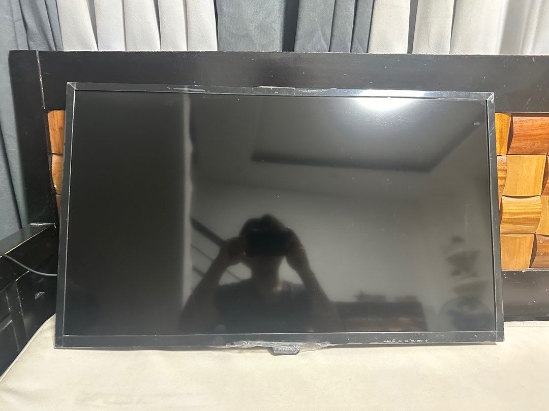 Flatscreen TV (not smart) 28”inch Philips Brand (Category: TV) located in Quezon City. Submitted by karenswift13 (Listing ID 1366816584, Image 2). Description: Novaliches area for pick up. Or deliver add delievery charge. 28”inch x 7”inch.