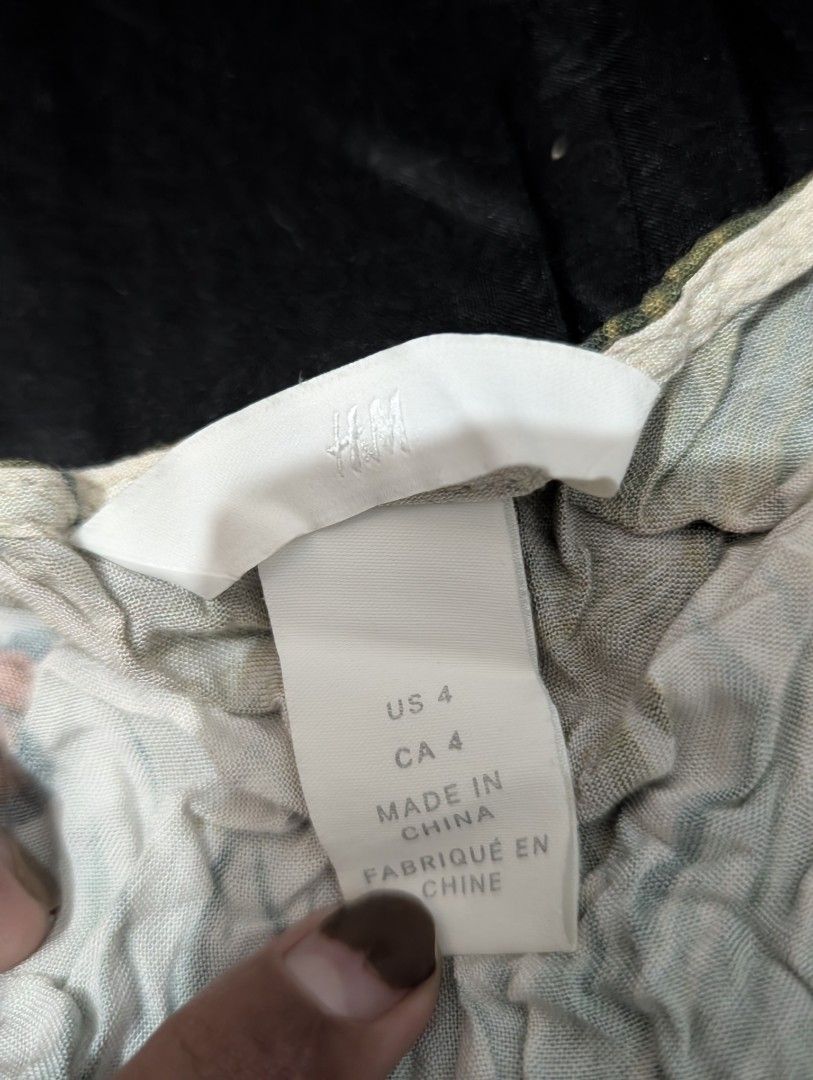 H&m tropical top (Category: Blouses) located in Imus. Submitted by kmoort (Listing ID 1366738395, Image 3). Description: US 4 Small on tag tropical print no photos when worn color may vary due to light conditions sf not included.