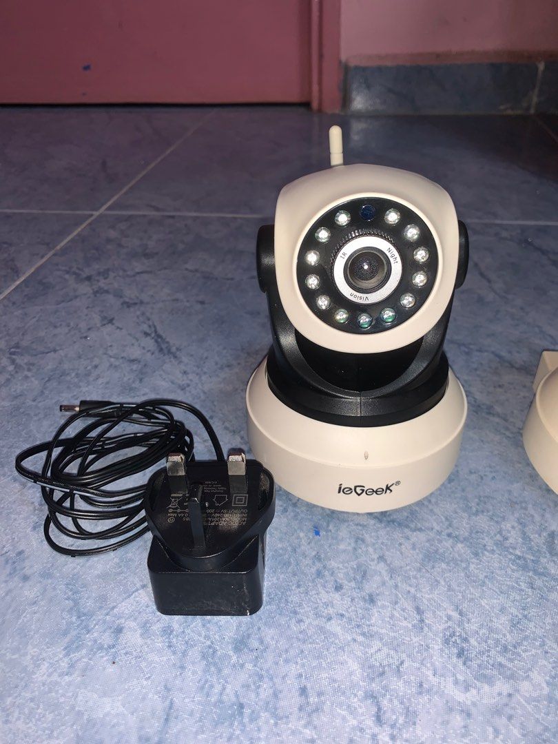 IP Camera (Category: Security Systems & CCTV Cameras) located in Singapore. Submitted by ahhuat_89 (Listing ID 1366856981, Image 2). Description: Selling one pair of IEGEEK IP CAMERA. Can support up to 128GB micro ad card. Easy installation..
