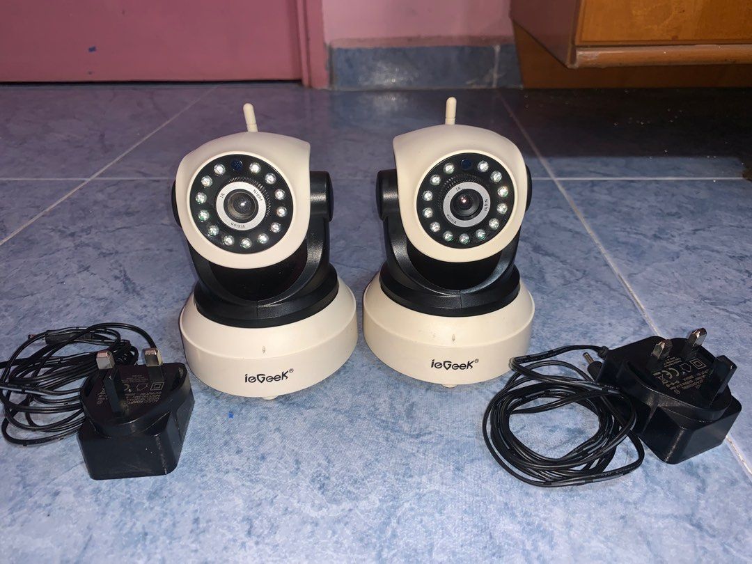 IP Camera (Category: Security Systems & CCTV Cameras) located in Singapore. Submitted by ahhuat_89 (Listing ID 1366856981, Image 3). Description: Selling one pair of IEGEEK IP CAMERA. Can support up to 128GB micro ad card. Easy installation..
