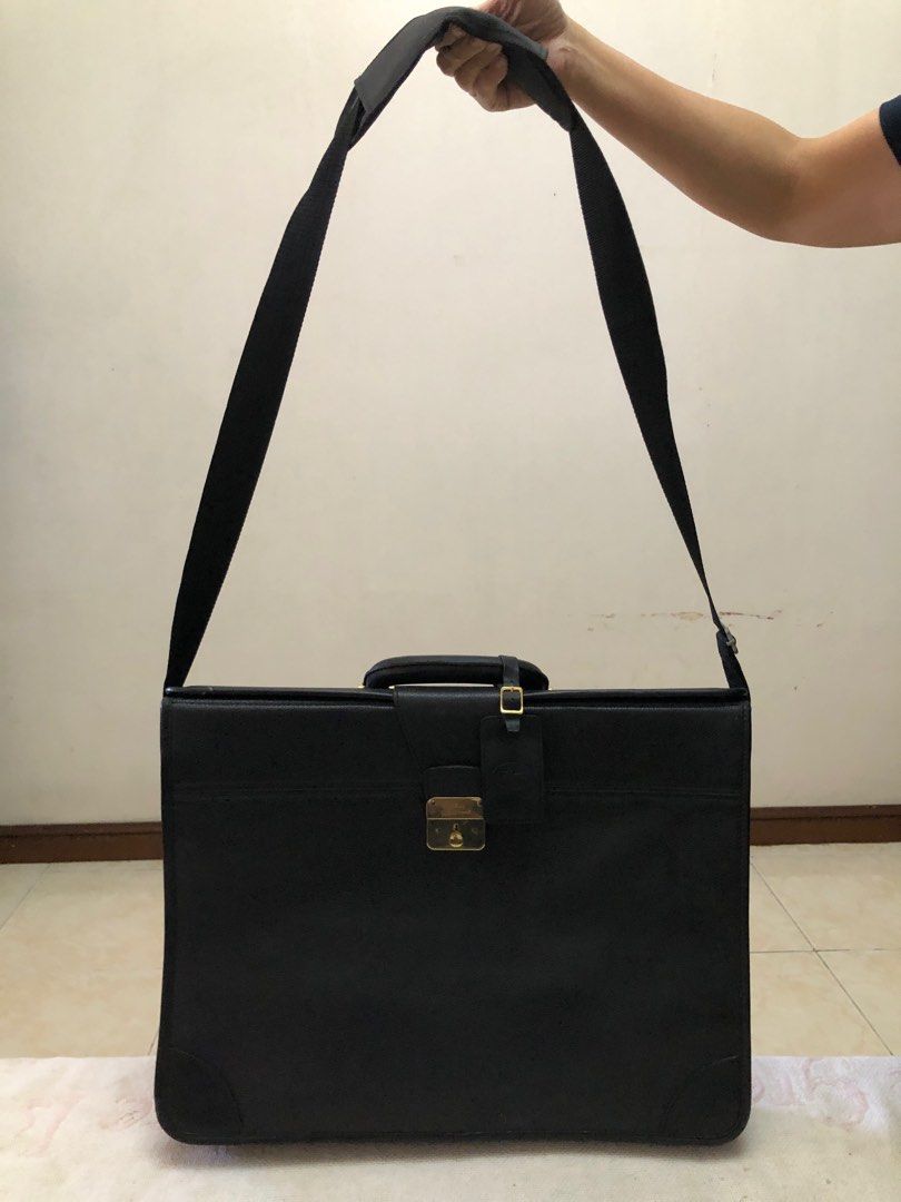 Longchamp leather saddle/luggage bag (Category: Luxury Bags & Wallets) located in Las Pinas. Submitted by ydnam0815 (Listing ID 1366800207, Image 2). Description: 💯 authentic Longchamp leather saddle/luggage bag L - 17 1/2 inches H - 13 inches W - 5 inches Calfskin leather.