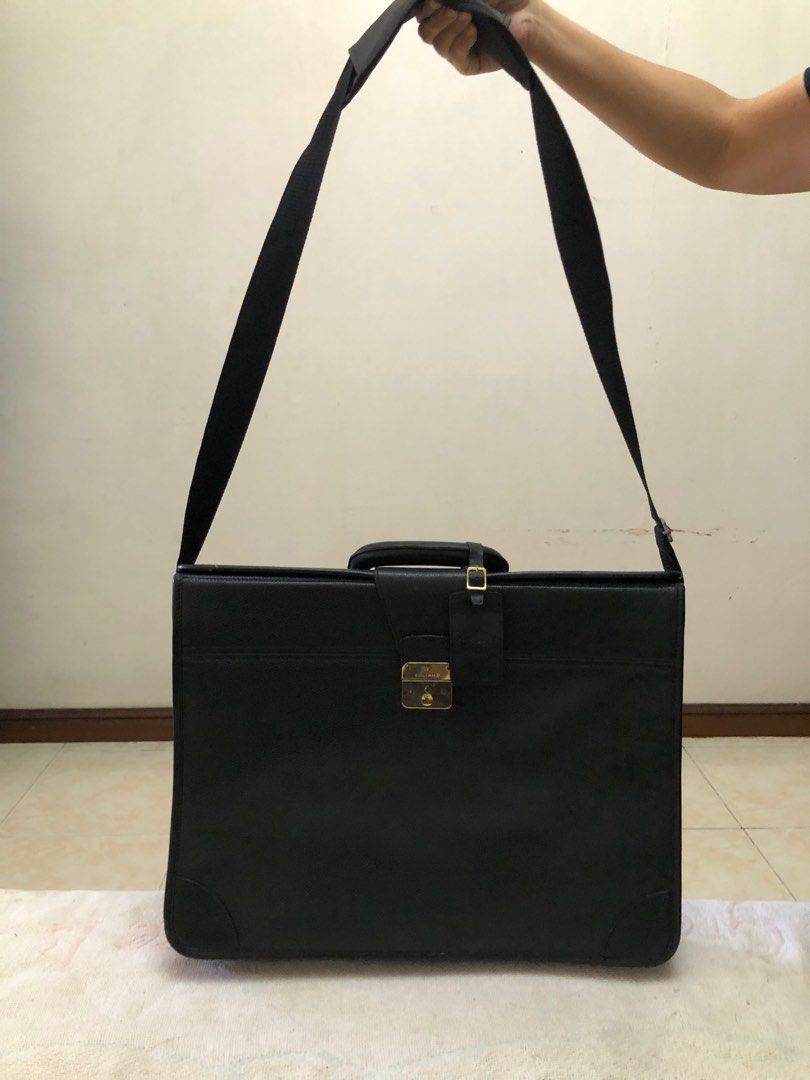 Longchamp leather saddle/luggage bag (Category: Luxury Bags & Wallets) located in Las Pinas. Submitted by ydnam0815 (Listing ID 1366800207, Image 3). Description: 💯 authentic Longchamp leather saddle/luggage bag L - 17 1/2 inches H - 13 inches W - 5 inches Calfskin leather.