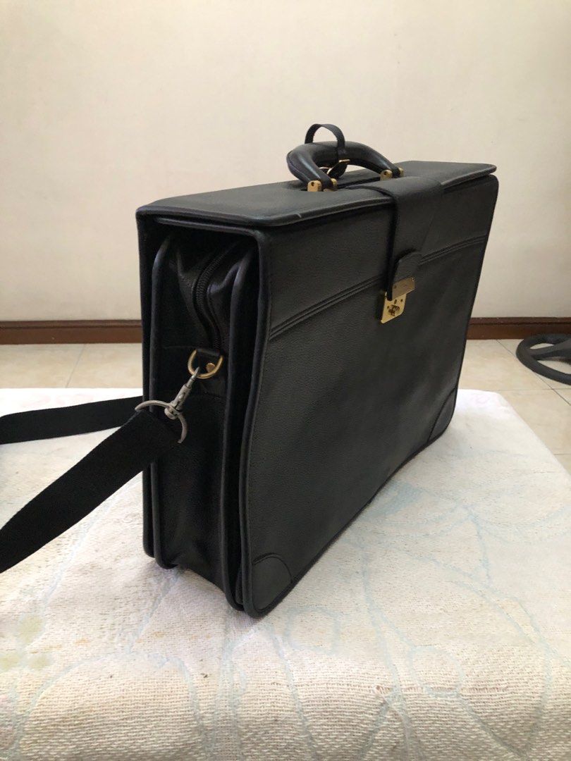 Longchamp leather saddle/luggage bag (Category: Luxury Bags & Wallets) located in Las Pinas. Submitted by ydnam0815 (Listing ID 1366800207, Image 1). Description: 💯 authentic Longchamp leather saddle/luggage bag L - 17 1/2 inches H - 13 inches W - 5 inches Calfskin leather.
