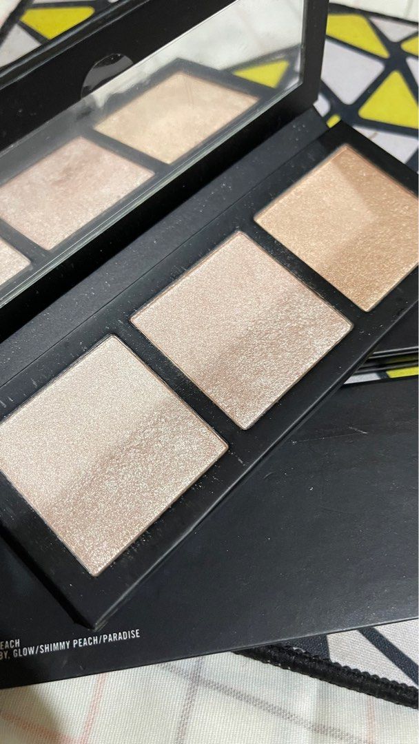 Mac Highlighter BUNDLE (Category: Makeup) located in Quezon City. Submitted by timmytheninja (Listing ID 1366890127, Image 3). Description: Selling as BUNDLE. Kept almost not used. Past manuf date but still good since pressed powder..