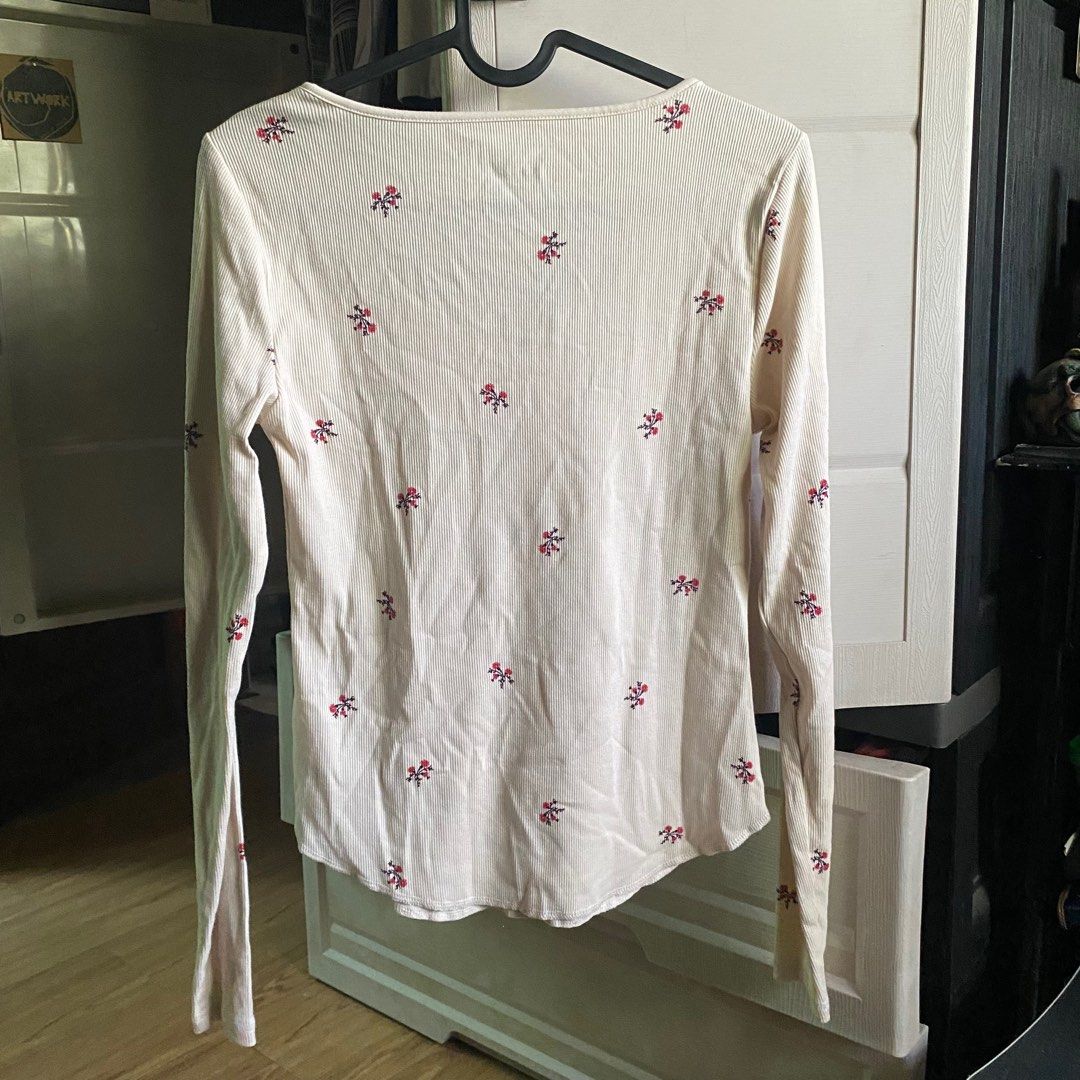 Old navy top beige floral pattern (Category: Longsleeves) located in Manila. Submitted by grimerx (Listing ID 1366776699, Image 3). Description: nice in actual! fits xxs-s.