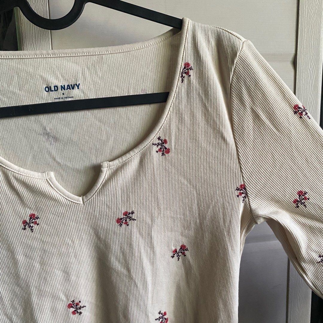 Old navy top beige floral pattern (Category: Longsleeves) located in Manila. Submitted by grimerx (Listing ID 1366776699, Image 2). Description: nice in actual! fits xxs-s.