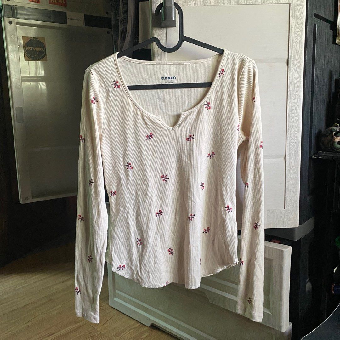 Old navy top beige floral pattern (Category: Longsleeves) located in Manila. Submitted by grimerx (Listing ID 1366776699, Image 1). Description: nice in actual! fits xxs-s.