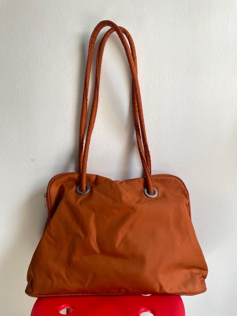 Orange Puffy Shoulder Bag (no brand) (Category: Shoulder Bags) located in Quezon City. Submitted by decluttering.neyns (Listing ID 1366789317, Image 1). Description: For pick-up: - Maginhawa QC - Buyer to shoulder and process the booking if pick up via grab/lalamove - Payment before delivery For delivery: - J&T (M,T,Th and Fr) - Payment first before delivery. - Buyer to shoulder courier fee.