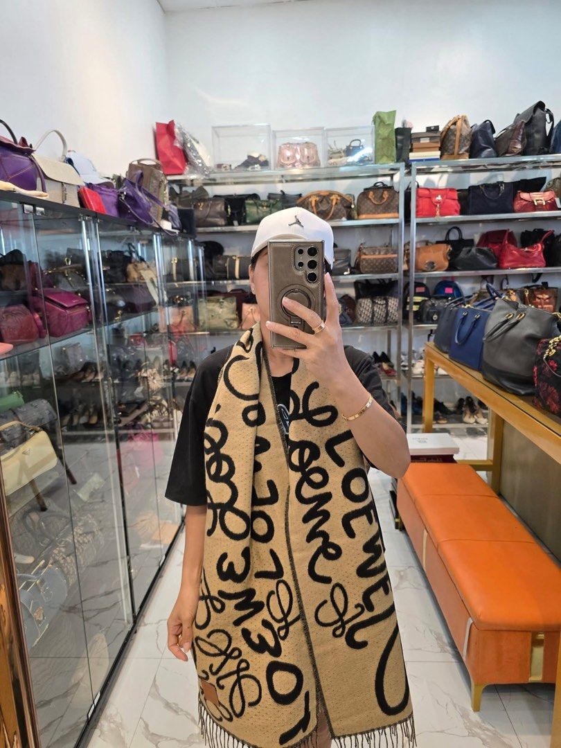Orig💯Loewe scarf/shawl (Category: Luxury Accessories) located in General Santos City (Dadiangas). Submitted by braverabbit.67 (Listing ID 1366746875, Image 2). Description: bet!🤩 Scarf/shawl Orig💯✅.