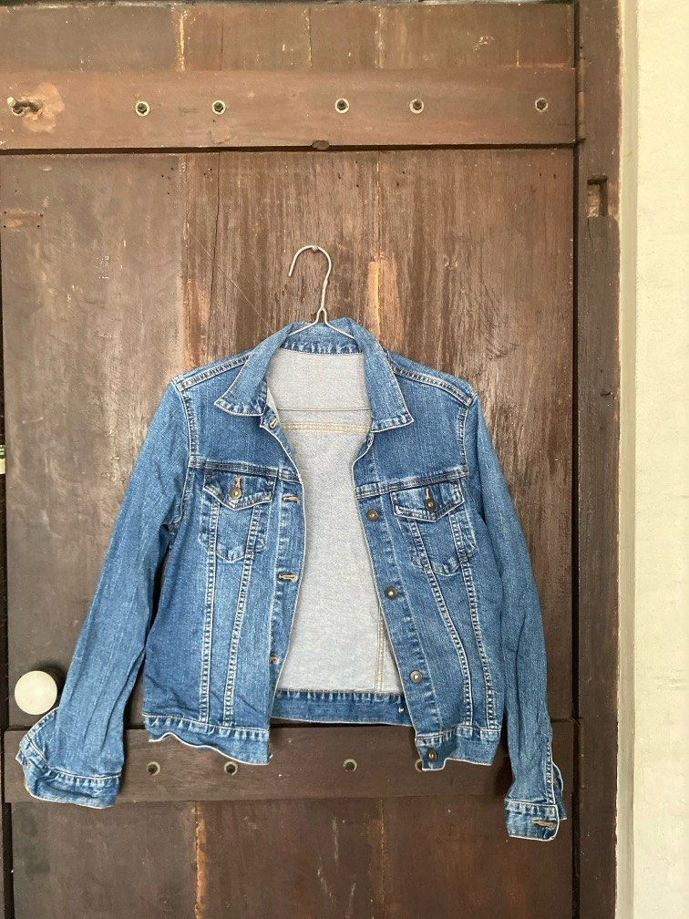 P Uniqlo Denim Jacket (Category: Coats, Jackets and Outerwear) located in Paranaque City. Submitted by chowkiesells (Listing ID 1366773579, Image 1). Description: Tag got cutoff, but its uniqlo.