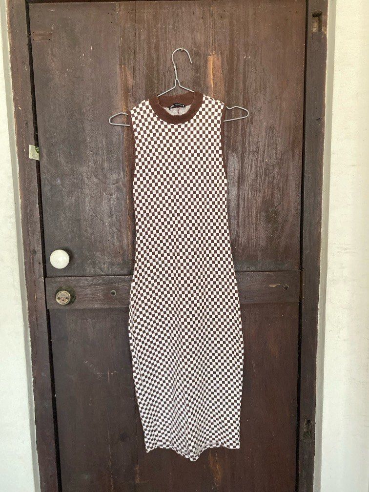 P Zara Brown Checkered Dress (Category: Dresses) located in Paranaque City. Submitted by chowkiesells (Listing ID 1366772517, Image 1). Description: Flattering fit, used once only!.