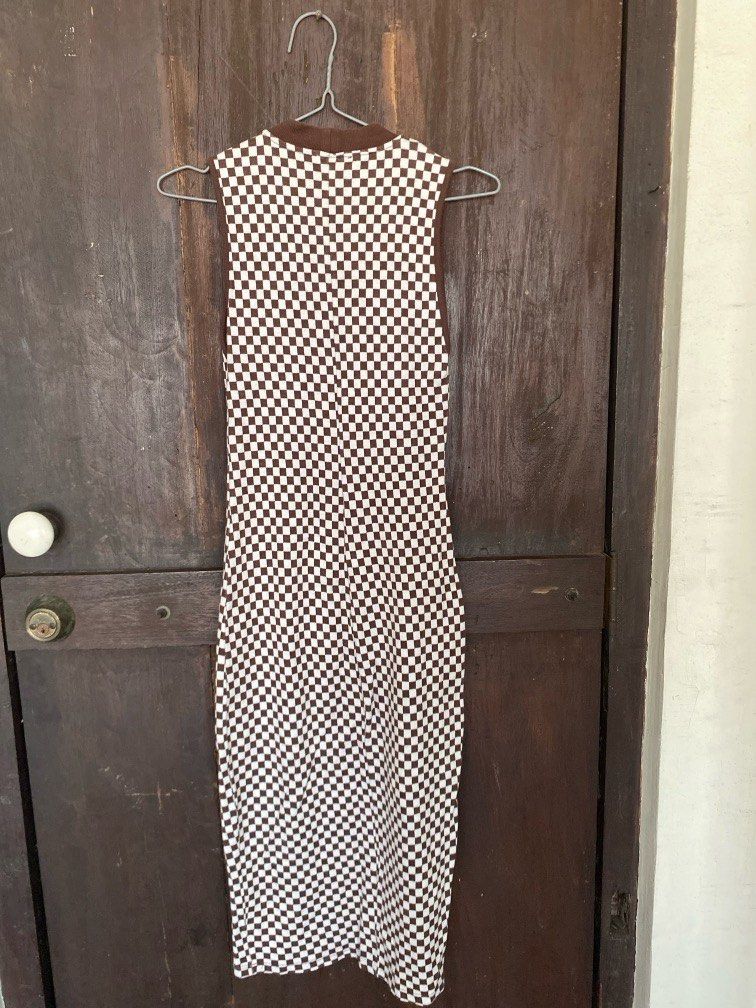 P Zara Brown Checkered Dress (Category: Dresses) located in Paranaque City. Submitted by chowkiesells (Listing ID 1366772517, Image 2). Description: Flattering fit, used once only!.