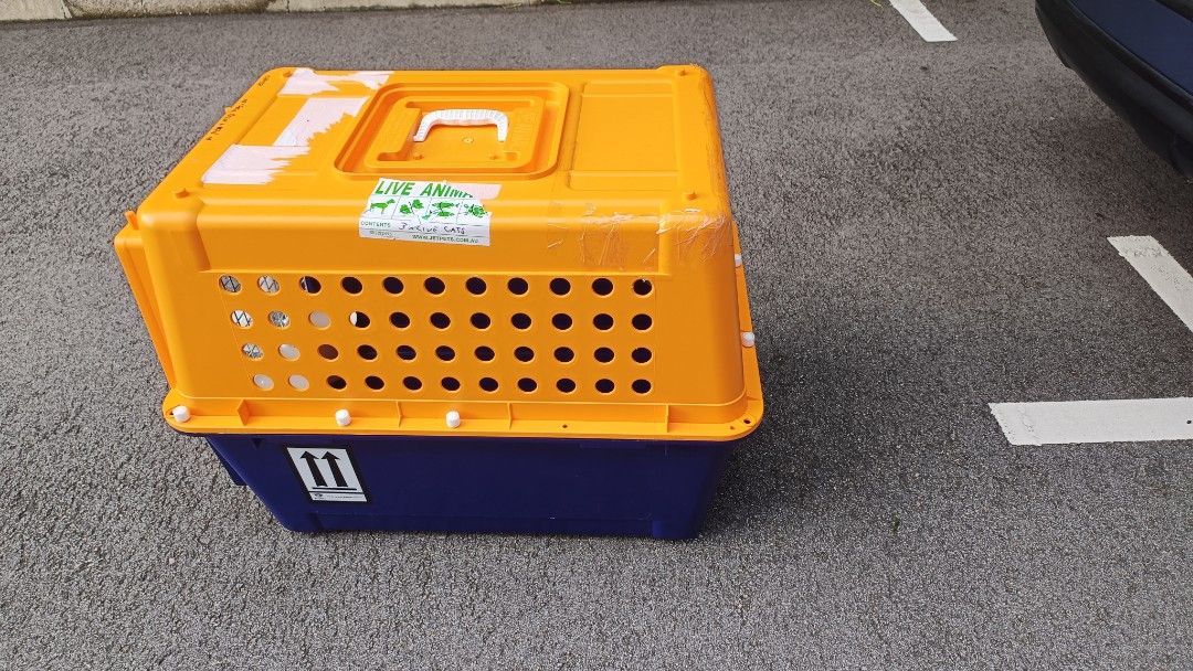 Pet Cage (Category: Homes & Other Pet Accessories) located in Singapore. Submitted by ahpek1981 (Listing ID 1366772183, Image 2). Description: look almost new,can fit 2 to 3 dog inside price nego.