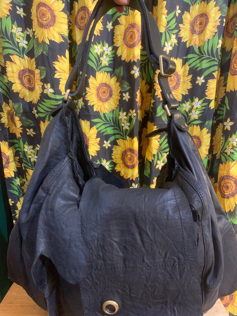 Salad Tote Bag (Category: Tote Bags) located in Batangas. Submitted by roams (Listing ID 1366866260, Image 3). Description: In good conditions Pa hobo style din With unique design sa front and back Just pm😊.