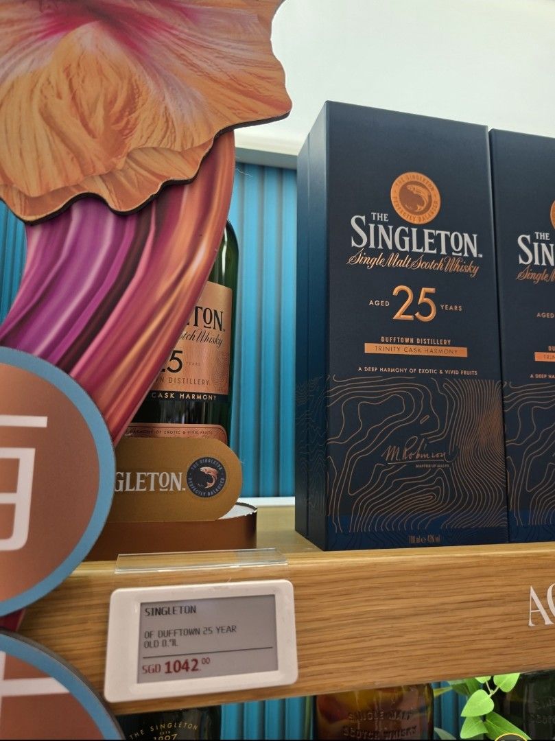 Singleton 25 700ml (Category: Alcoholic Beverages) located in Singapore. Submitted by nova1667 (Listing ID 1366814331, Image 1). Description: Brand new sealed from changi lotte.