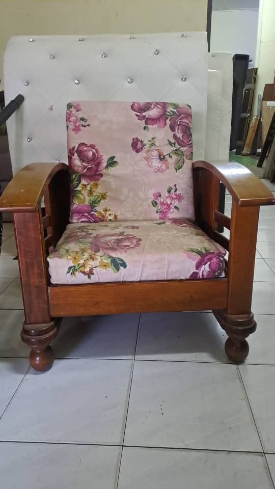 Sofa single (Category: Sofas) located in Kajang. Submitted by sharifahideris76 (Listing ID 1366735382, Image 2). Description: single only solid wood.