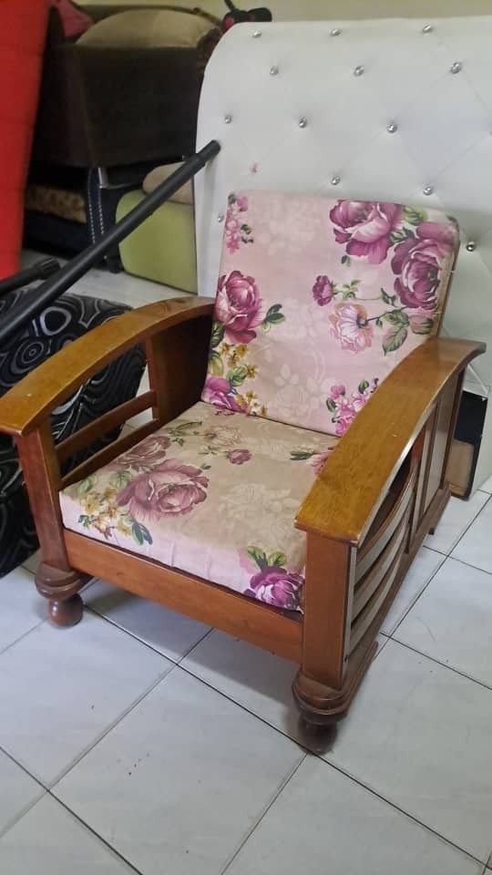 Sofa single (Category: Sofas) located in Kajang. Submitted by sharifahideris76 (Listing ID 1366735382, Image 1). Description: single only solid wood.