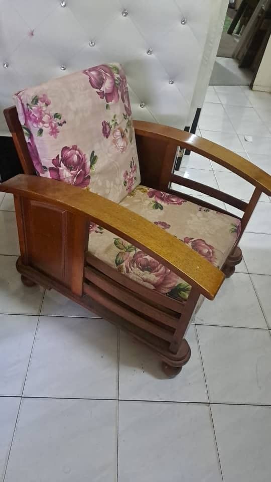 Sofa single (Category: Sofas) located in Kajang. Submitted by sharifahideris76 (Listing ID 1366735382, Image 3). Description: single only solid wood.