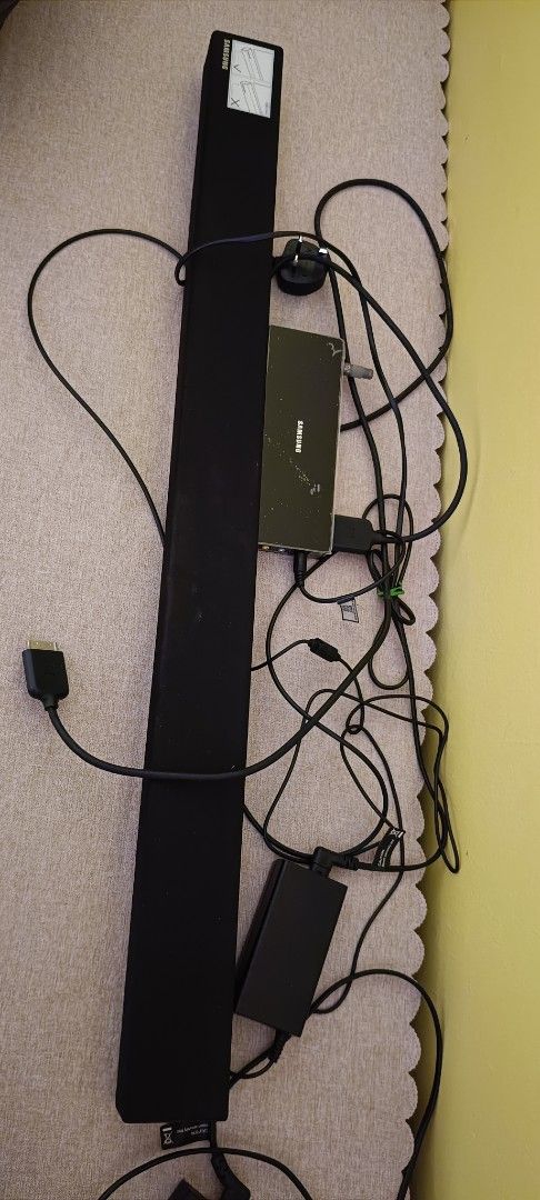 Sound bar & speaker (Category: Soundbars, Speakers & Amplifiers) located in Singapore. Submitted by Snowlady5050 (Listing ID 1366127141, Image 1). Description: .