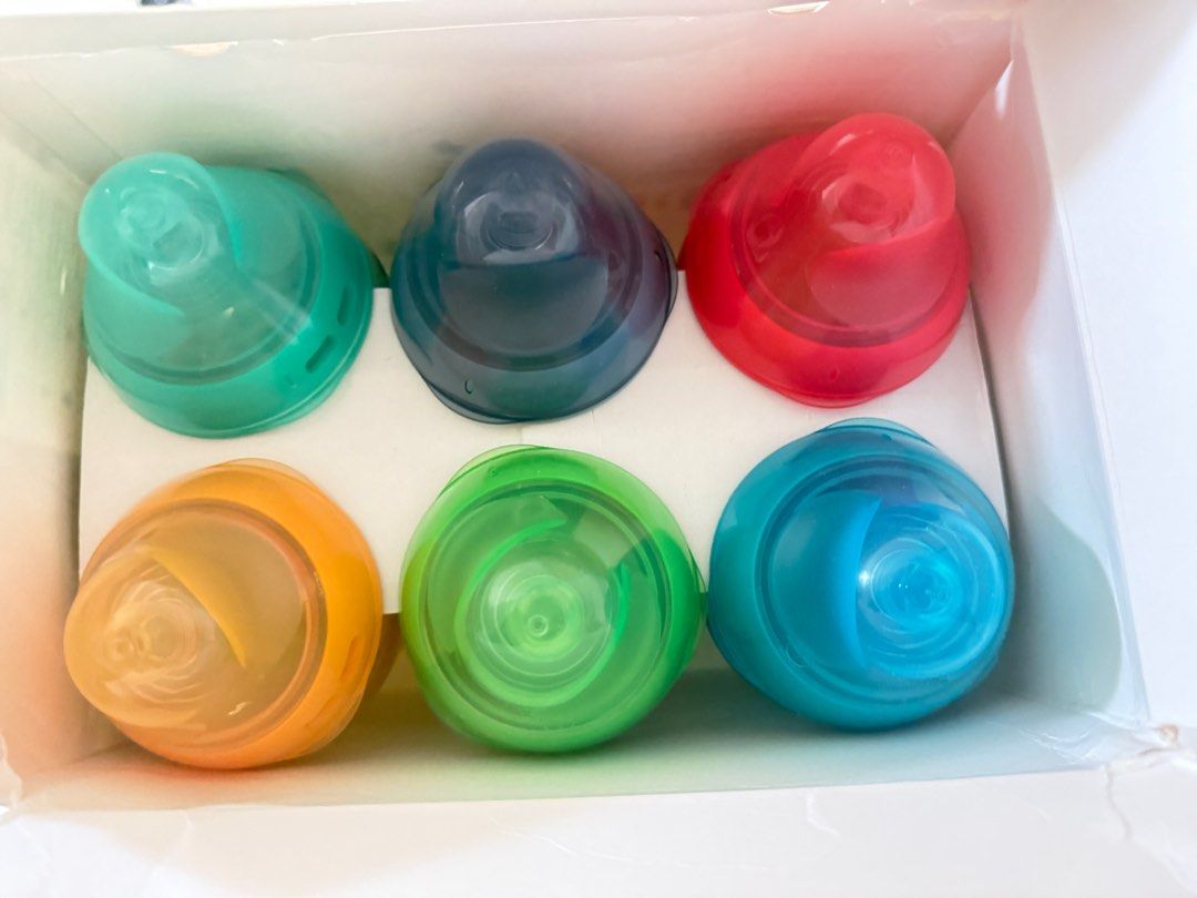 Tommee tippee colorful bottle (Category: Breastfeeding & Bottle Feeding) located in Muntinlupa City. Submitted by emcrys (Listing ID 1366826545, Image 2). Description: 6pcs ang laman sa loob. From usa.