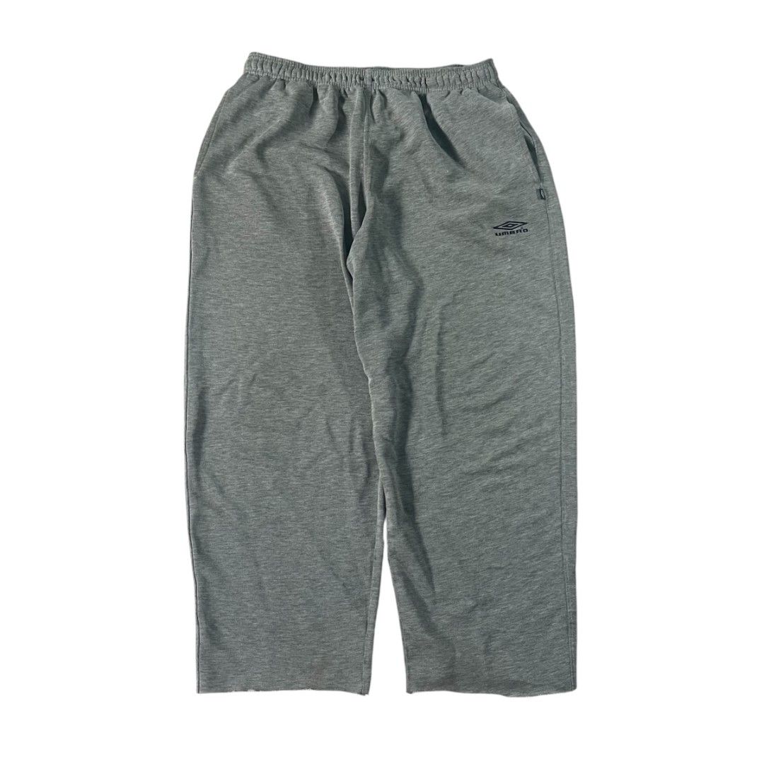 Umbro Baggy Sweats (Category: Joggers) located in Sison. Submitted by shoot.your.offer (Listing ID 1366855989, Image 1). Description: Umbro Baggy Sweats Excellent Condition 35" waist 39" length 9.5" leg opening.