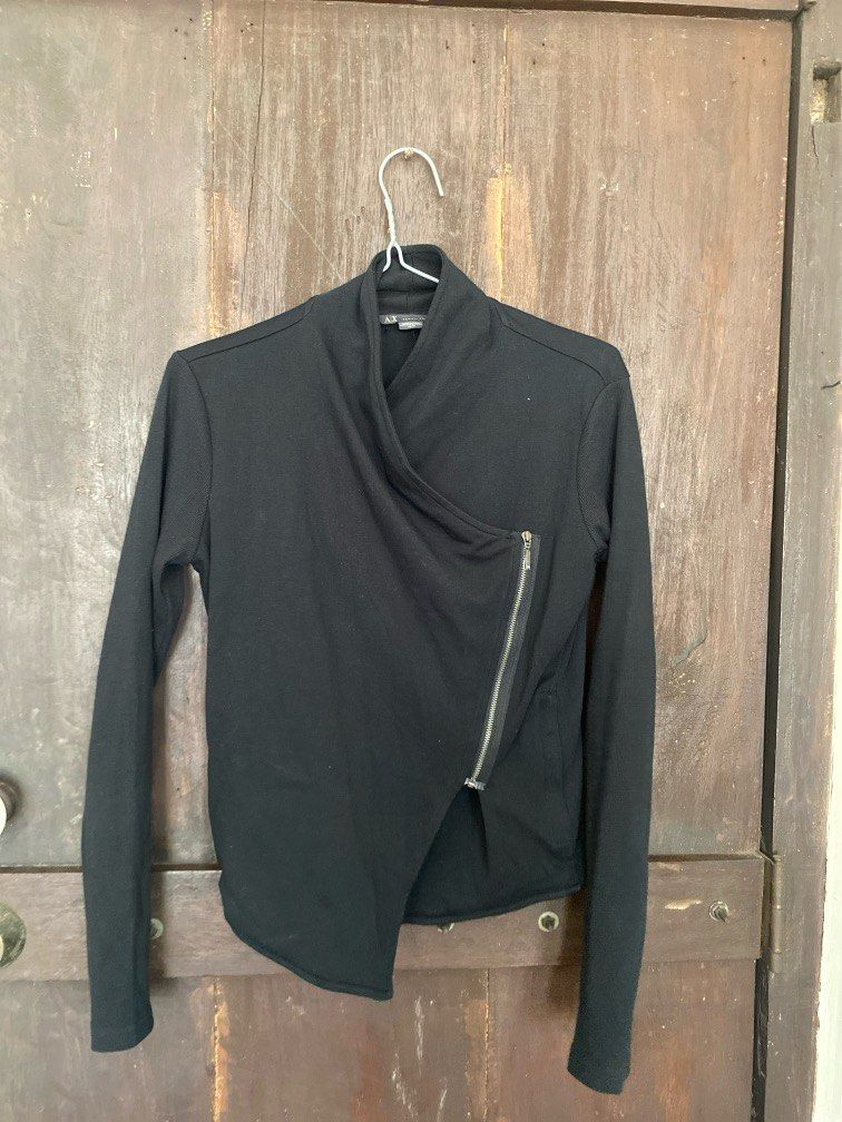 V Armani Exchange Black Jacket/Top (Category: Coats, Jackets and Outerwear) located in Paranaque City. Submitted by chowkiesells (Listing ID 1366766019, Image 1). Description: This is so cool! Super good for travelling in cold countries or office.