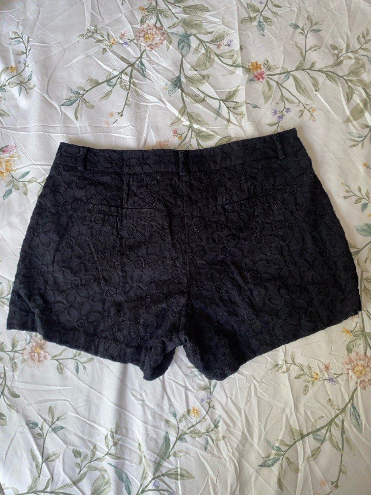 V Elle Black Floral Shorts (Category: Shorts) located in Paranaque City. Submitted by chowkiesells (Listing ID 1366757490, Image 1). Description: .