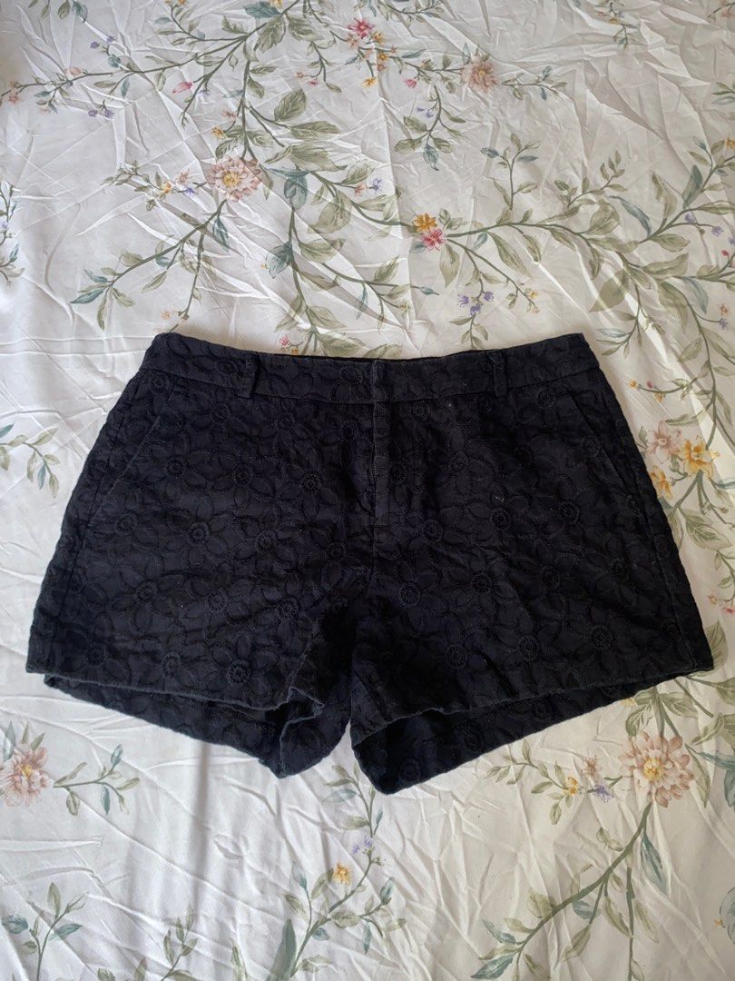 V Elle Black Floral Shorts (Category: Shorts) located in Paranaque City. Submitted by chowkiesells (Listing ID 1366757490, Image 2). Description: .
