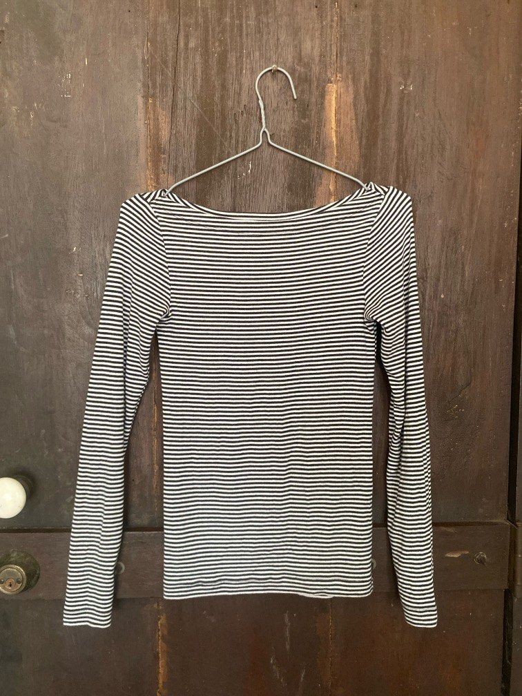 V Gap Stripes Wide Neck Longsleeves (Category: Longsleeves) located in Paranaque City. Submitted by chowkiesells (Listing ID 1366755944, Image 1). Description: XXS in tag but fits up to M-Semi L.