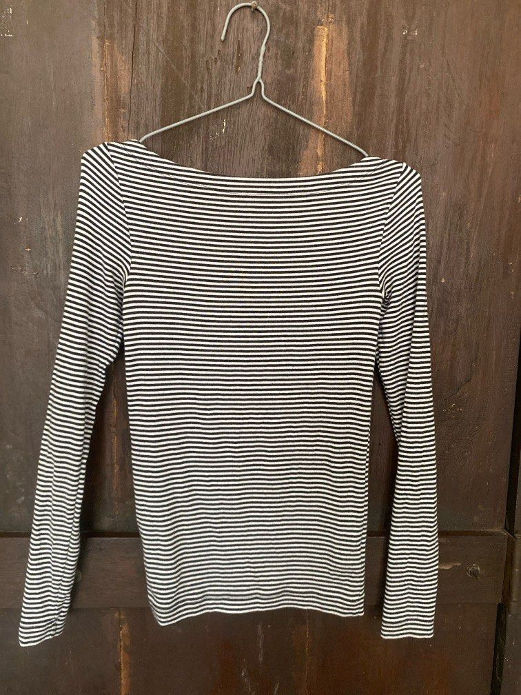 V Gap Stripes Wide Neck Longsleeves (Category: Longsleeves) located in Paranaque City. Submitted by chowkiesells (Listing ID 1366755944, Image 2). Description: XXS in tag but fits up to M-Semi L.