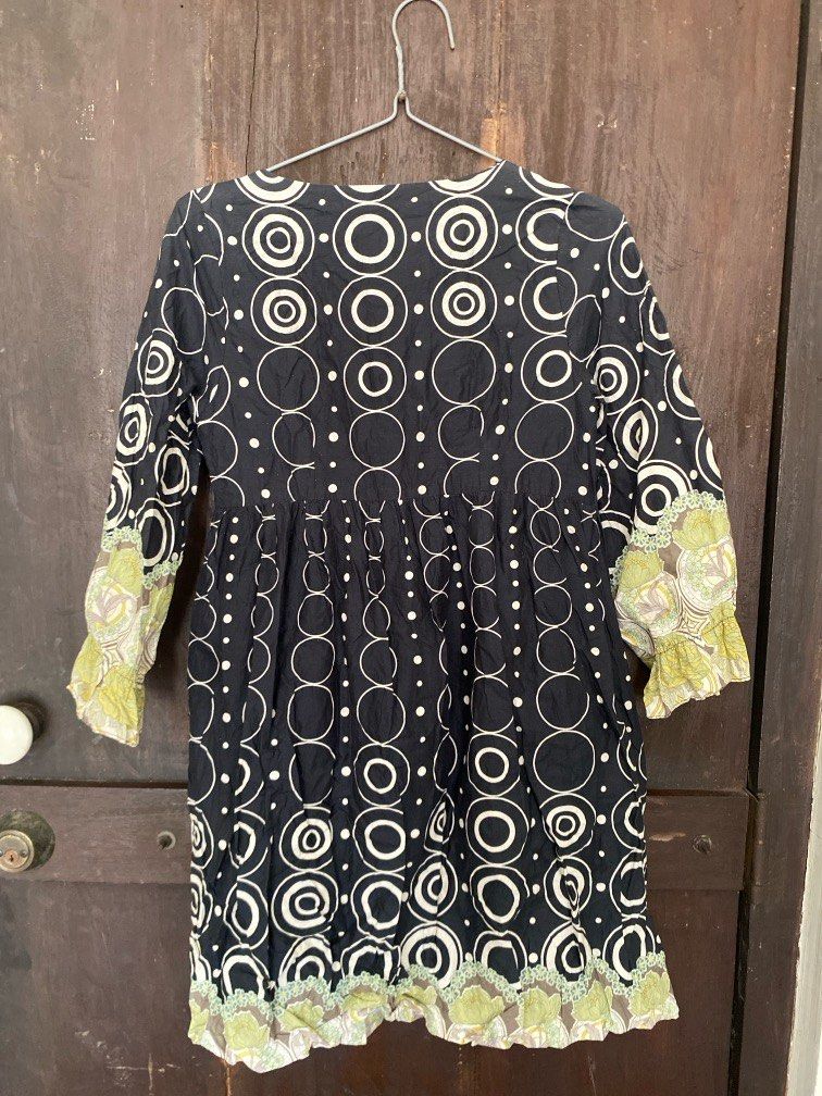 V Move & Park Printed Longsleeves Dress (Category: Dresses) located in Paranaque City. Submitted by chowkiesells (Listing ID 1366762324, Image 2). Description: Can fit up to 30 in waist .