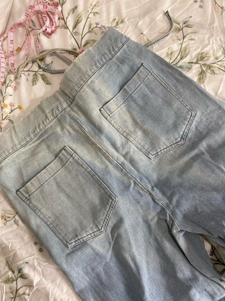 V Wide Leg Baggy Pants (Category: Jeans) located in Paranaque City. Submitted by chowkiesells (Listing ID 1366778148, Image 3). Description: .