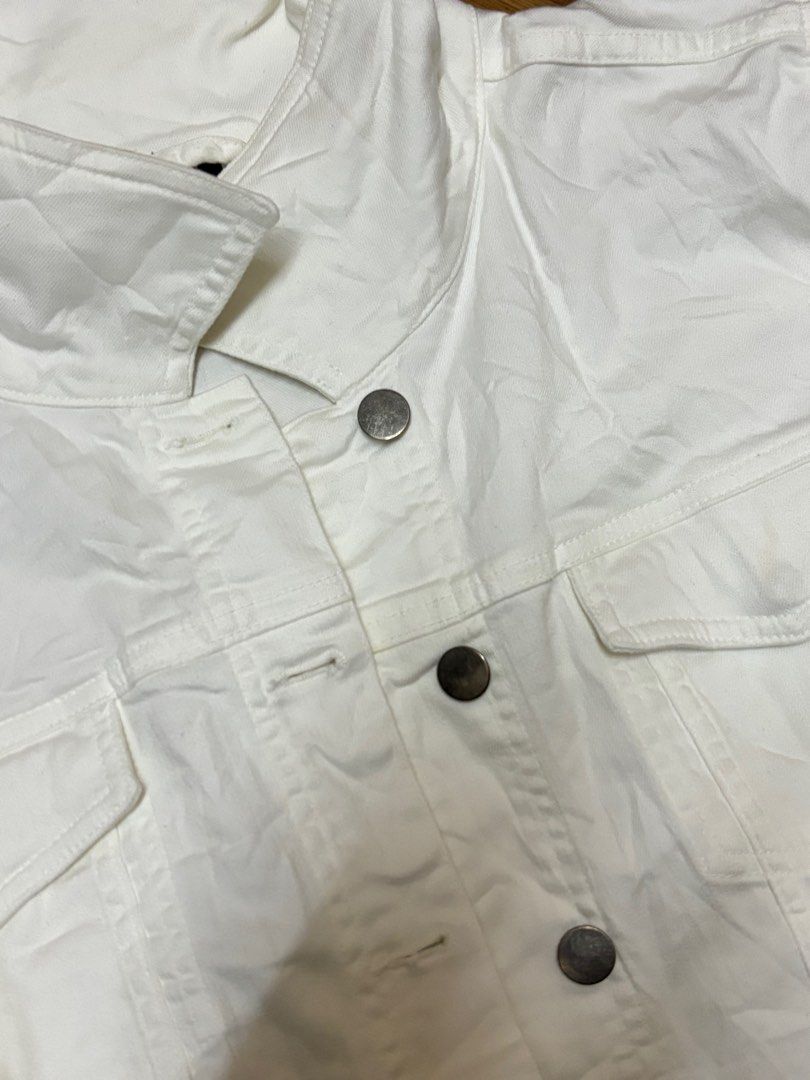 WHITE JACKET (Category: Longsleeves) located in Gombak. Submitted by alyvnuts (Listing ID 1366860321, Image 3). Description: OUTERWEAR MATERIAL JEANS TEBAL WORN FEW TIMES.