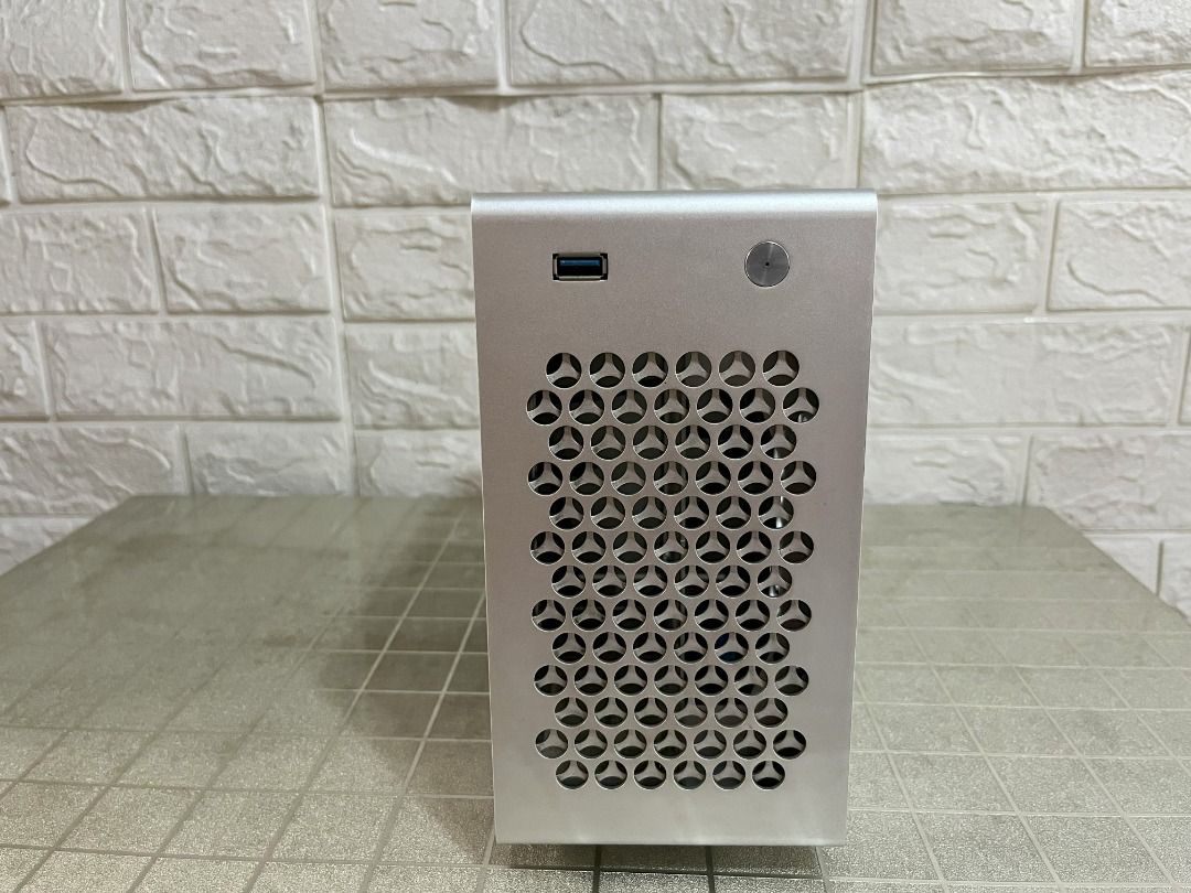 ZZAW Mini ITX Case (1st Gen) (Category: Computer Parts) located in Quezon City. Submitted by francis5 (Listing ID 1366866240, Image 3). Description: Selling my pre-loved ZZAW Mini ITX Case (1st Gen). - It came with unused/brand new flexible PCIE cable. RFS: I no longer need the item "compatibility is buyer's responsibility" Meet-up on Sundays only - Robinsons Galleria mall - SMS/call 0966-6301010 I can ship the item(s) via Lalamove. Buyer to pay 
