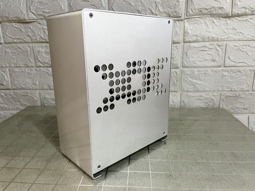 ZZAW Mini ITX Case (1st Gen) (Category: Computer Parts) located in Quezon City. Submitted by francis5 (Listing ID 1366866240, Image 2). Description: Selling my pre-loved ZZAW Mini ITX Case (1st Gen). - It came with unused/brand new flexible PCIE cable. RFS: I no longer need the item "compatibility is buyer's responsibility" Meet-up on Sundays only - Robinsons Galleria mall - SMS/call 0966-6301010 I can ship the item(s) via Lalamove. Buyer to pay 