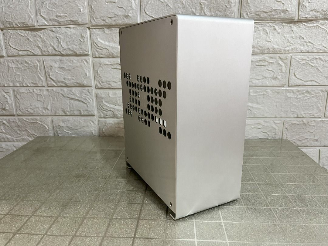 ZZAW Mini ITX Case (1st Gen) (Category: Computer Parts) located in Quezon City. Submitted by francis5 (Listing ID 1366866240, Image 1). Description: Selling my pre-loved ZZAW Mini ITX Case (1st Gen). - It came with unused/brand new flexible PCIE cable. RFS: I no longer need the item "compatibility is buyer's responsibility" Meet-up on Sundays only - Robinsons Galleria mall - SMS/call 0966-6301010 I can ship the item(s) via Lalamove. Buyer to pay 