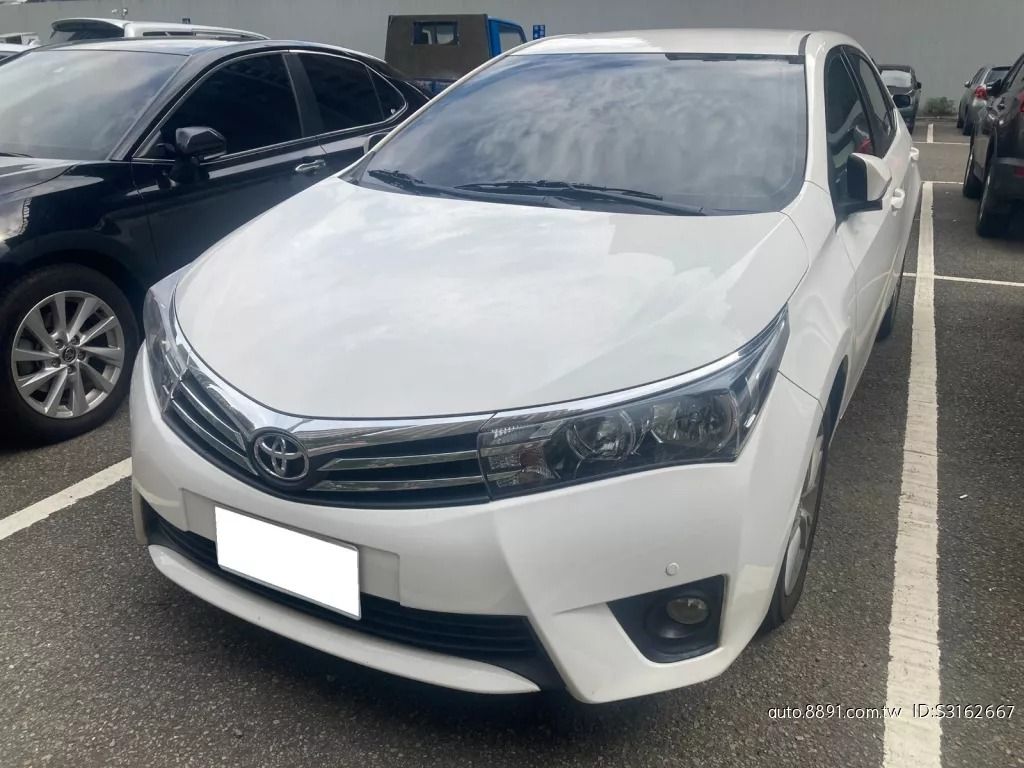 由 xuy540961358 (刊登 ID 1370087537，圖片 3) 提交，位於 高雄市 (Kaohsiung) 的 2014 Toyota Corolla Altis 🎊 車輛流動快 請先預約 車商勿擾 (類別：汽車出售)，說明：Toyota Corolla Altis 2014款 白色 認證好車出清中 第三方認證 🎊 車輛流動快 請先預約 車商勿擾 全車保證無事故❌無變造❌無泡水❌ !!!!!!!!同行勿擾!!!!!!!!! ❃ 廠牌：Toyota ❃ 型號：Corolla Altis ❃ 年份：2014 ❃ 車色：白色 ❃ 排氣量：1.8L ❃ 里程：82000km ❃ 引擎燃料：汽油 ❃ 驅動方式：2WD ❃ 乘客數：4門5座 ❃ 售價：14萬 安全配備： 安全氣囊 ABS防鎖死 舒適配備： 定速系統 多功能方向盤 衛星導航 恆溫空調 倒車雷達 真皮/皮革座椅 倒車顯影系統 LED頭燈 【最具公信力第三方認證車/優選車況】 認證中古車百百種，妳/你看懂哪一種 想要便宜